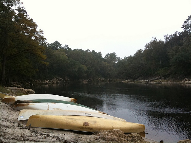 canoas en la orilla